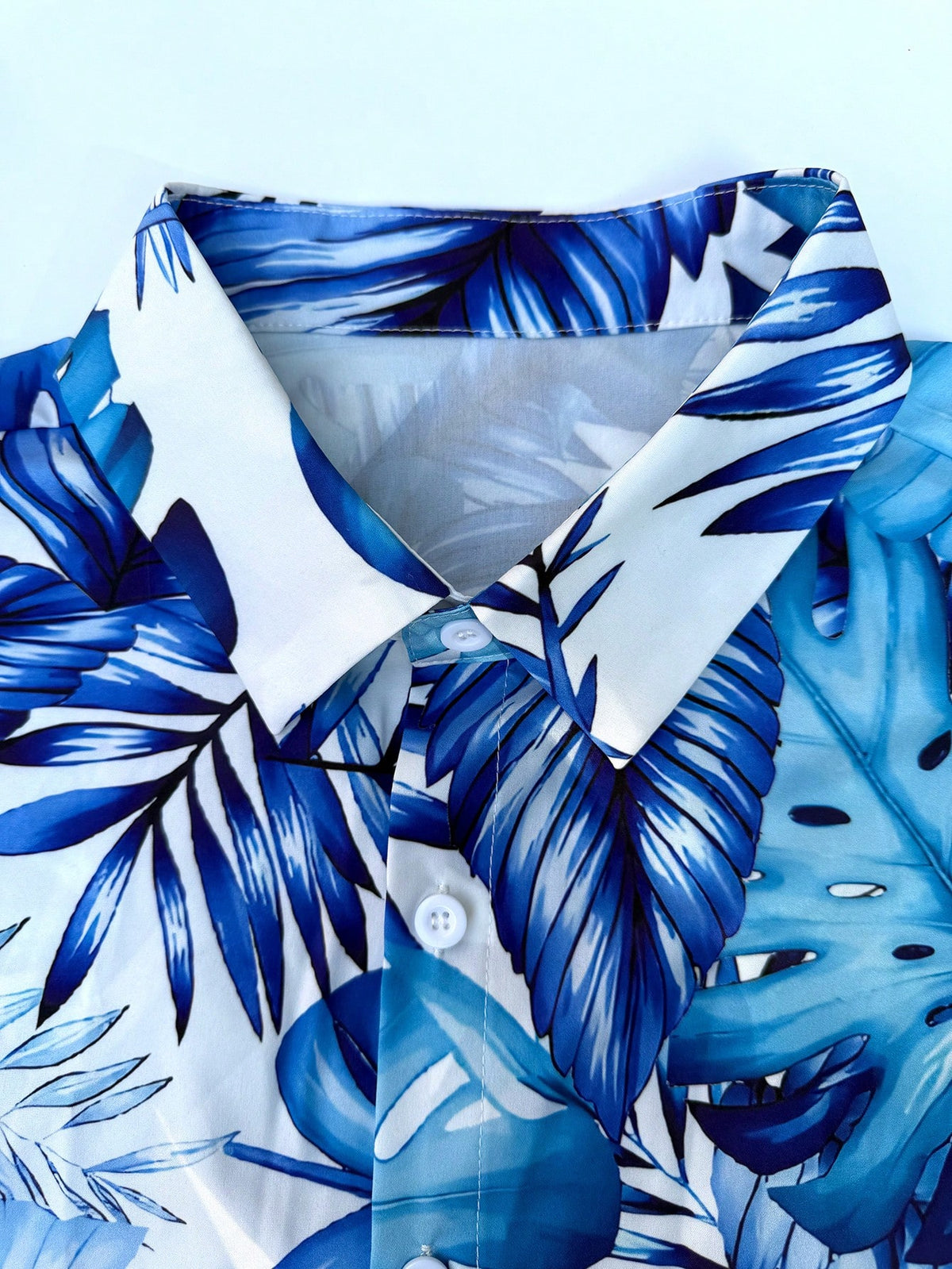 Oro Vacation Plus Size Men's White And Blue Floral Leaf Print Single-Breasted Short Sleeve Top And Shorts Set,Summer Boho Holiday Vacation Hawaii Tropical Beach