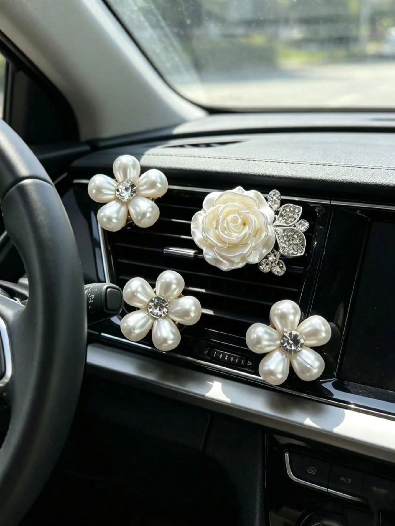 Pearl Rhinestone Rose Flower Car Air Vent Aromatherapy Clip, Luxury High-End Car Air Vent Interior Fragrance Decoration, Rhinestone Luxury Women's Car Air Vent Decoration Faux Pearl Rhinestone Five-Pe