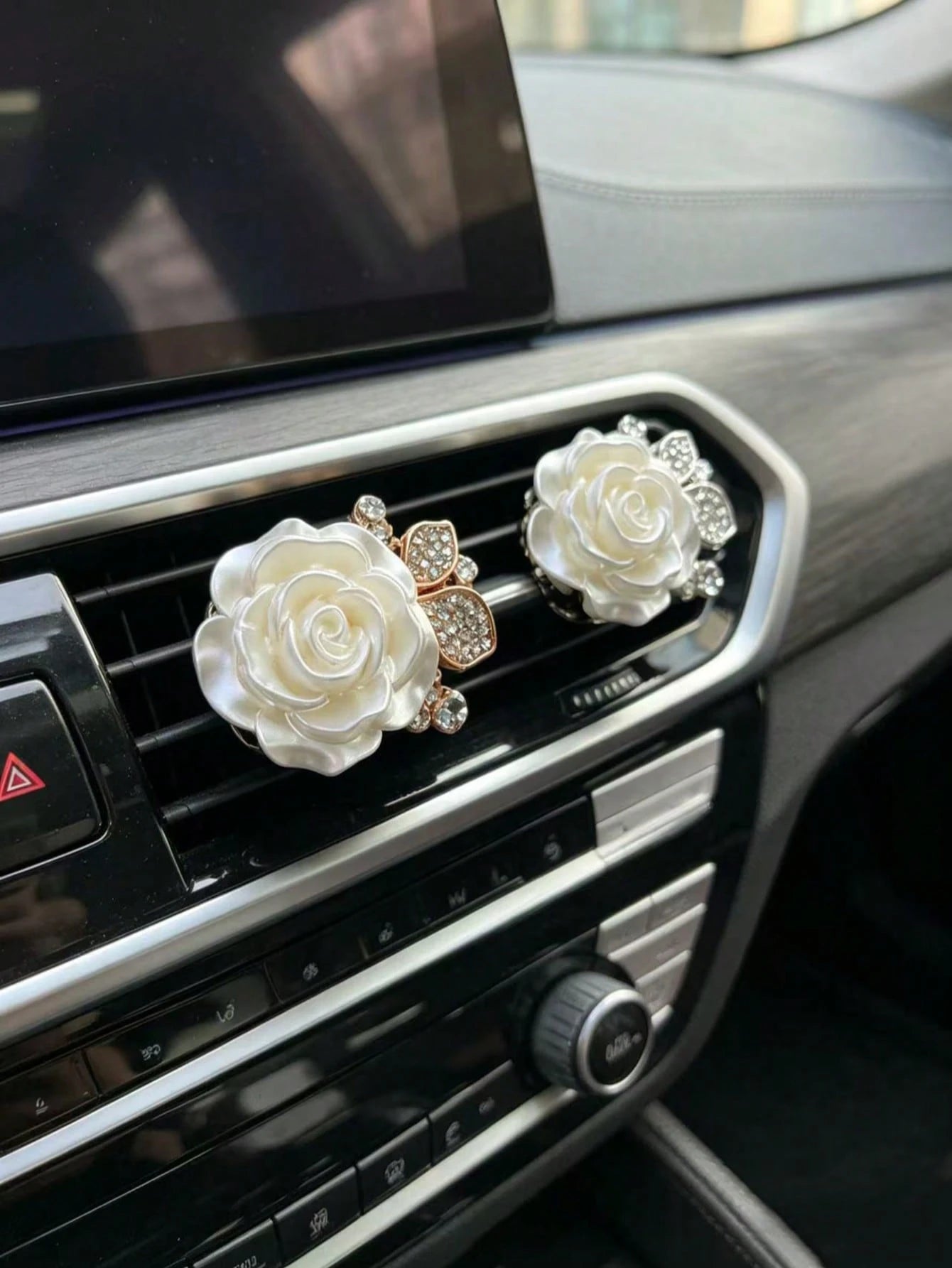 Pearl Rhinestone Rose Flower Car Air Vent Aromatherapy Clip, Luxury High-End Car Air Vent Interior Fragrance Decoration, Rhinestone Luxury Women's Car Air Vent Decoration Faux Pearl Rhinestone Five-Pe