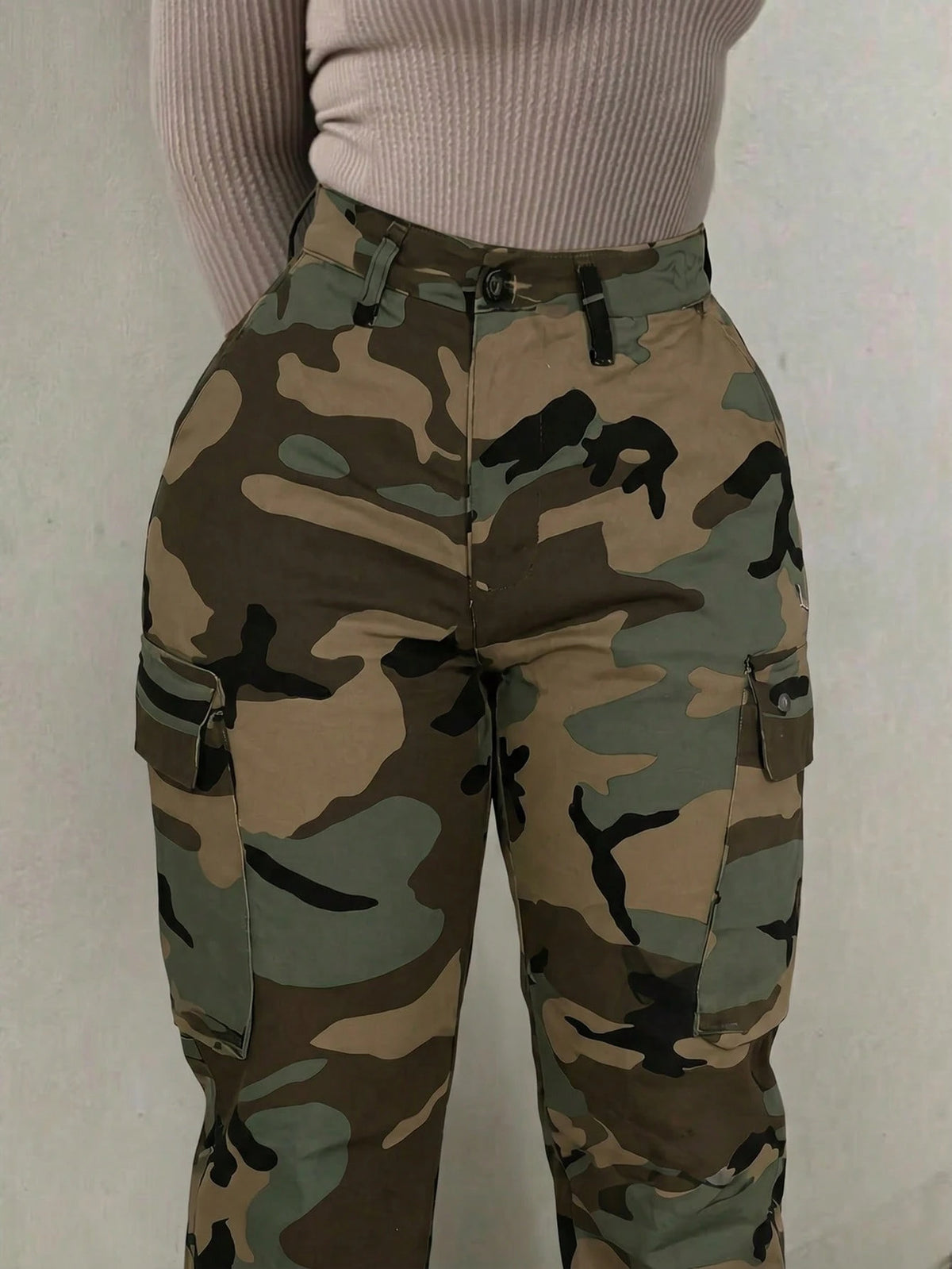 Women Camo Print Flare Cargo Pants, High Waist Multi Flap Pocket Utility Trousers, Y2K Streetwear Bottoms For Country Concert & Daily Casual