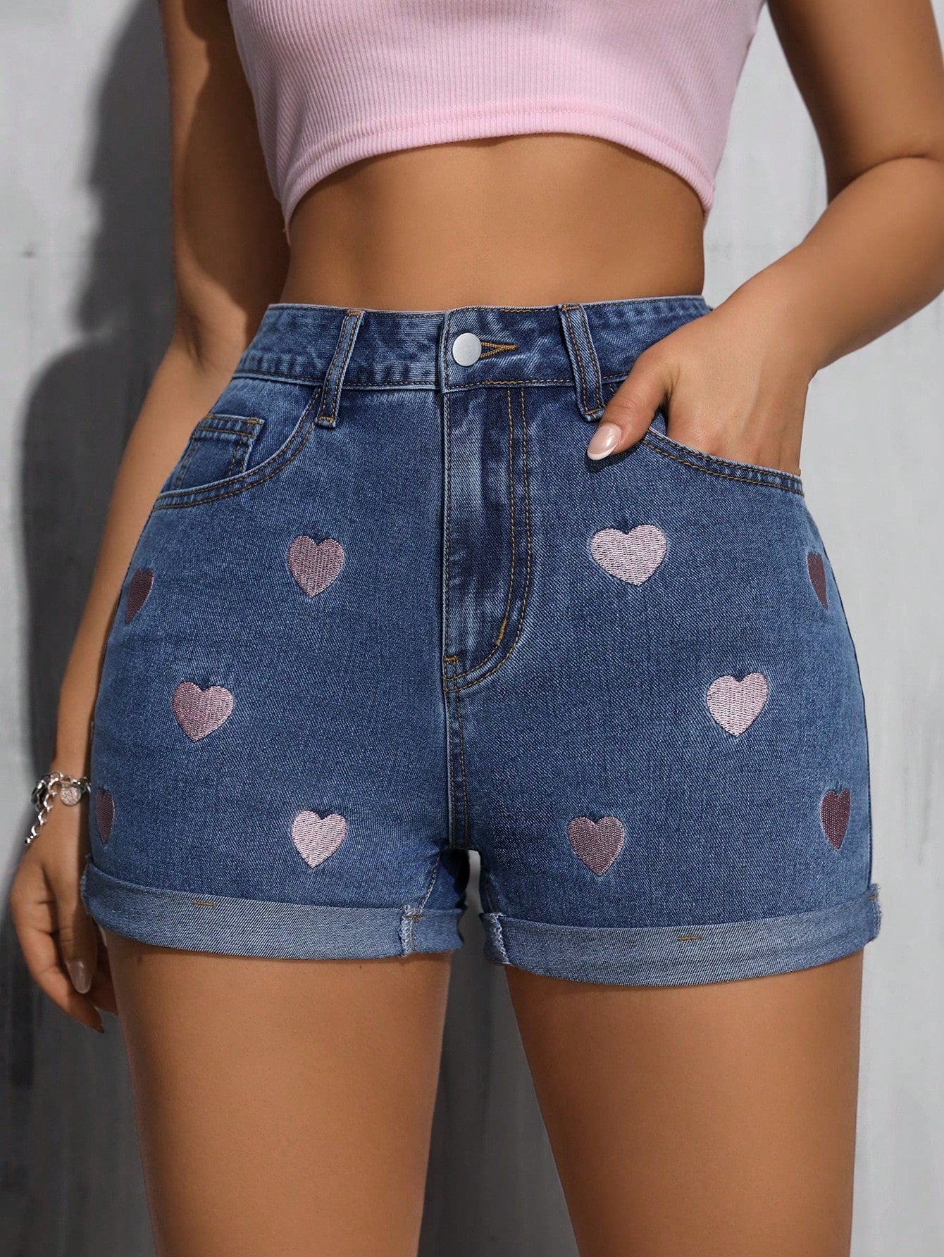 Women's Fashion Pink Heart Embroidered Cuffed Hem, Pink Leather Patch Decor, Dark Blue Elastic Denim Shorts Casual Summer