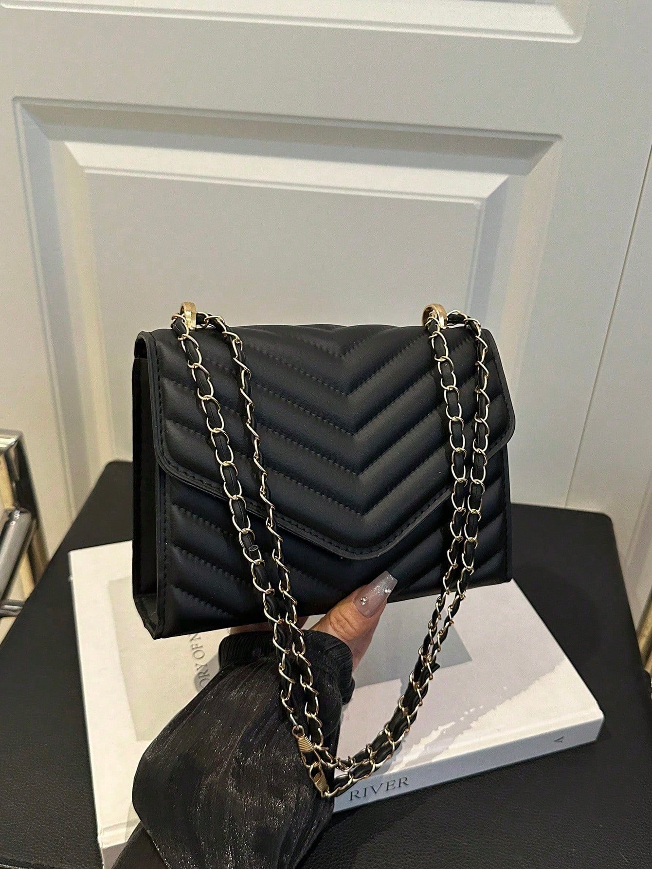 Women's Solid Color Pearl Chain New Niche Design Influencer Fashion Chain Shoulder Crossbody Bag, Ins Versatile Small Square Bag, High Gloss Embossed Solid Color Mini Chain Shoulder Bag